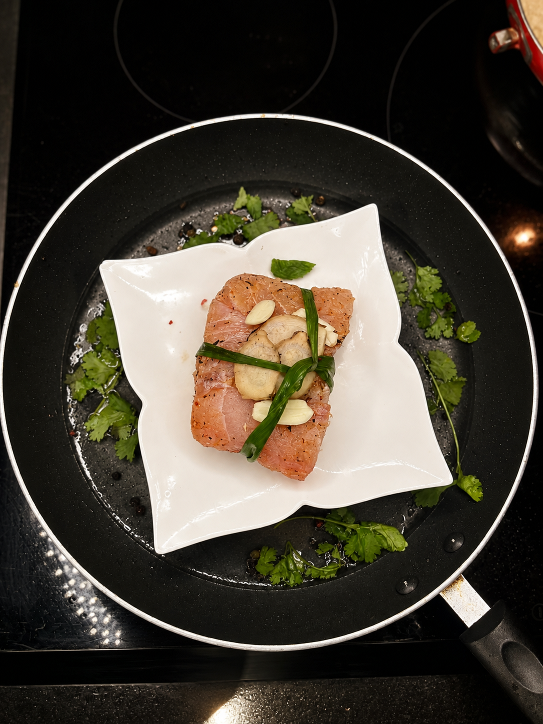 Filet de poisson à l'ail et herbes avant cuisson