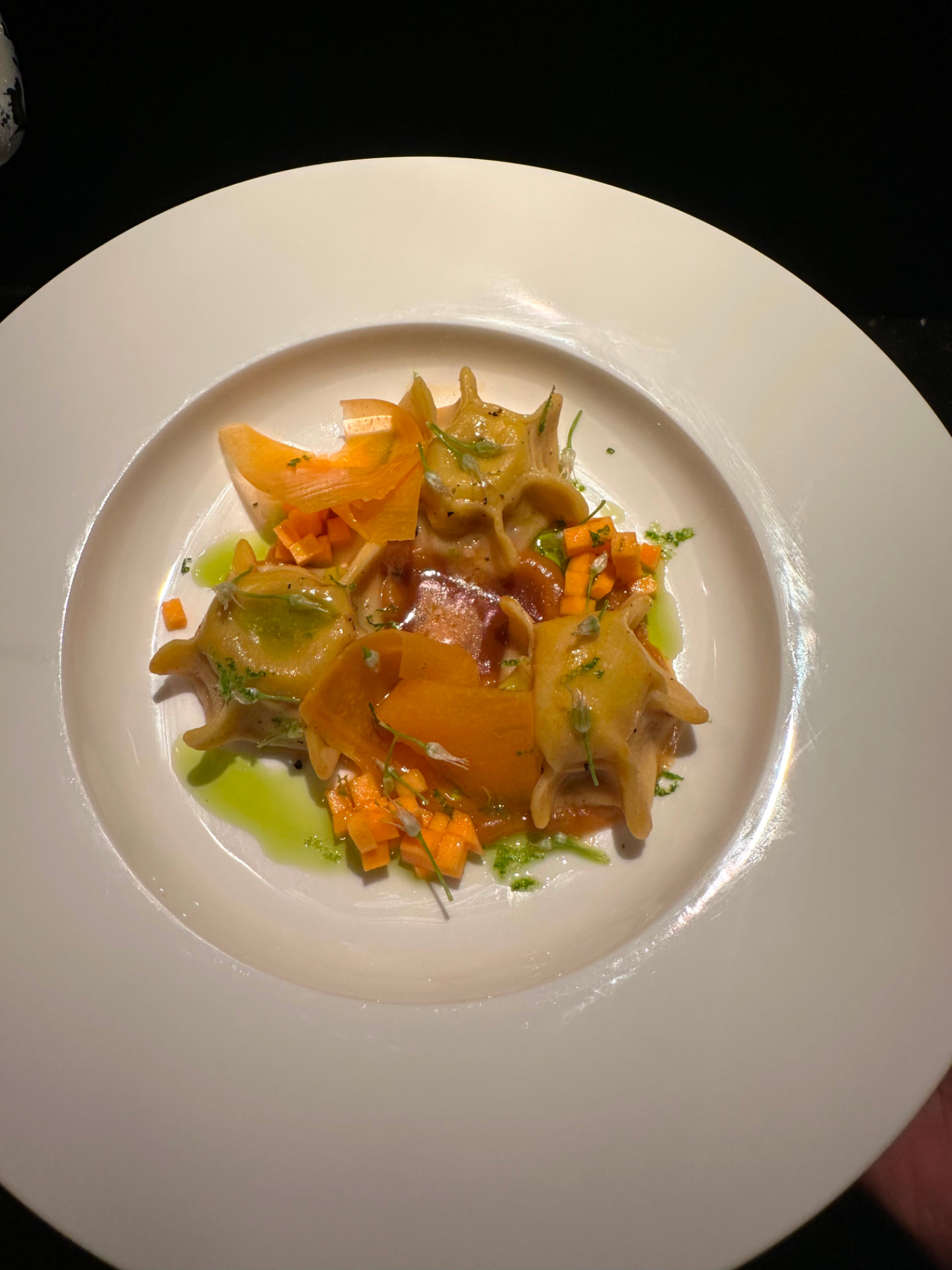 Raviolis farcis, sauce à la carotte et herbes