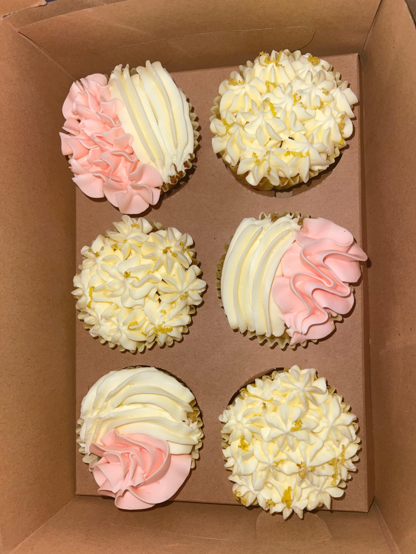 Cupcakes citron et rose en boîte kraft