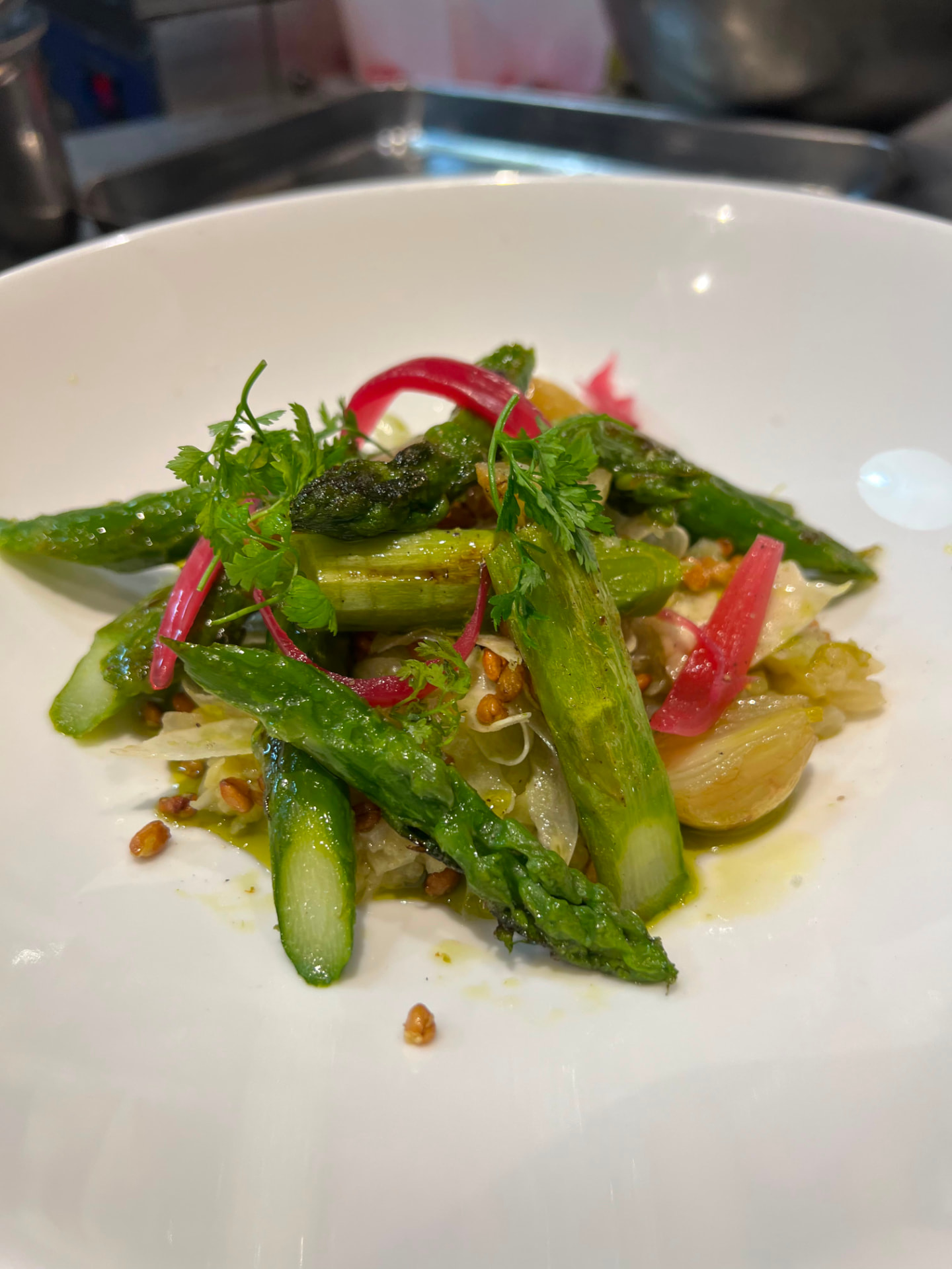 Asperges vertes, fenouil et oignon rouge mariné