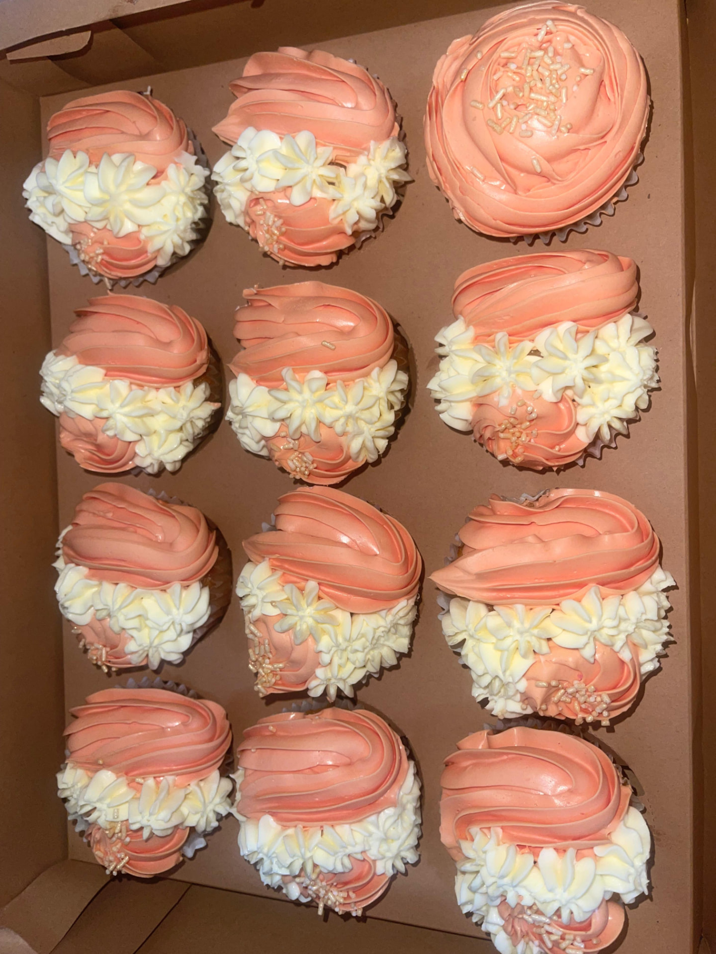 Cupcakes pêche et fleurs de crème