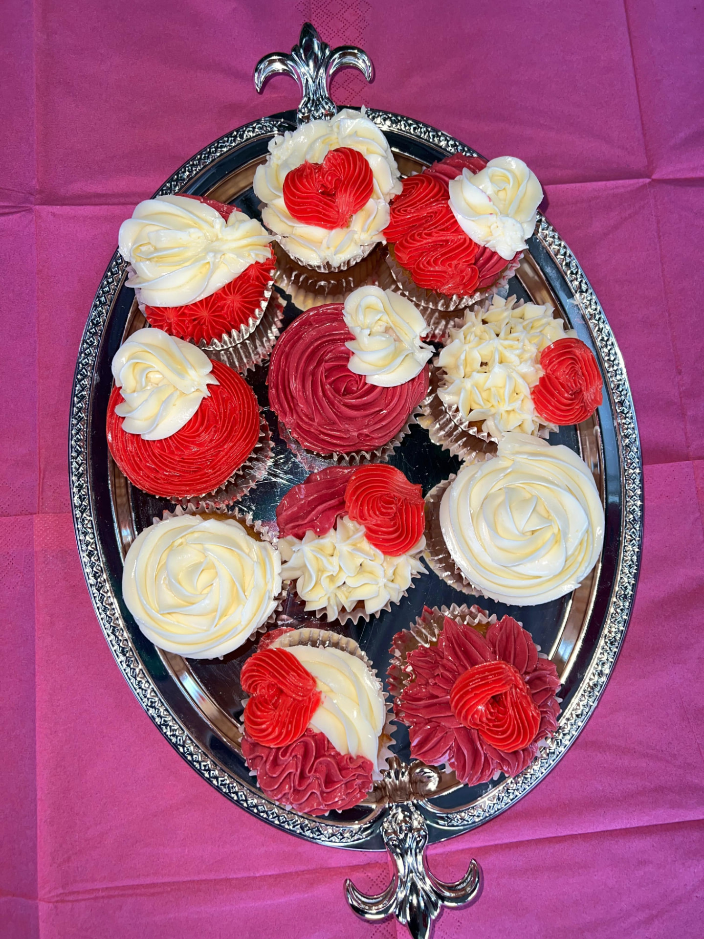 Plateau de cupcakes rouges et ivoire