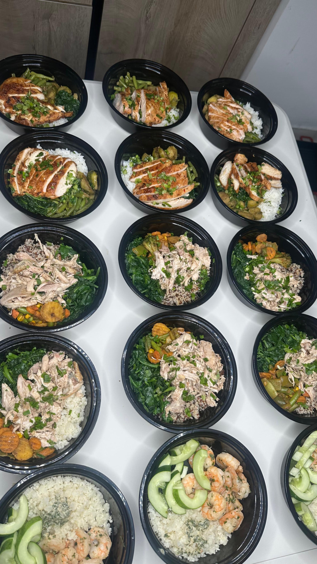 Assortiment de bols variés : poulet, crevettes et légumes de saison