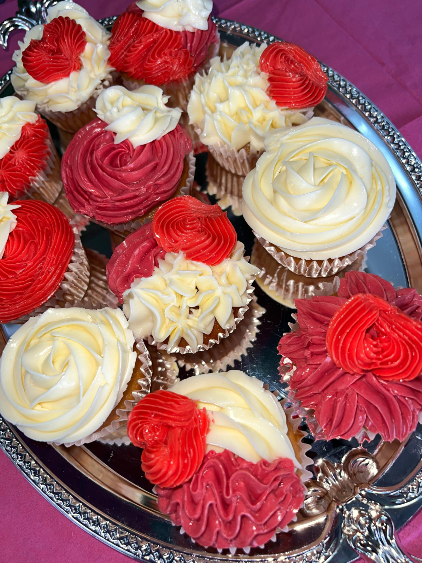 Cupcakes rose et ivoire sur plateau d'argent