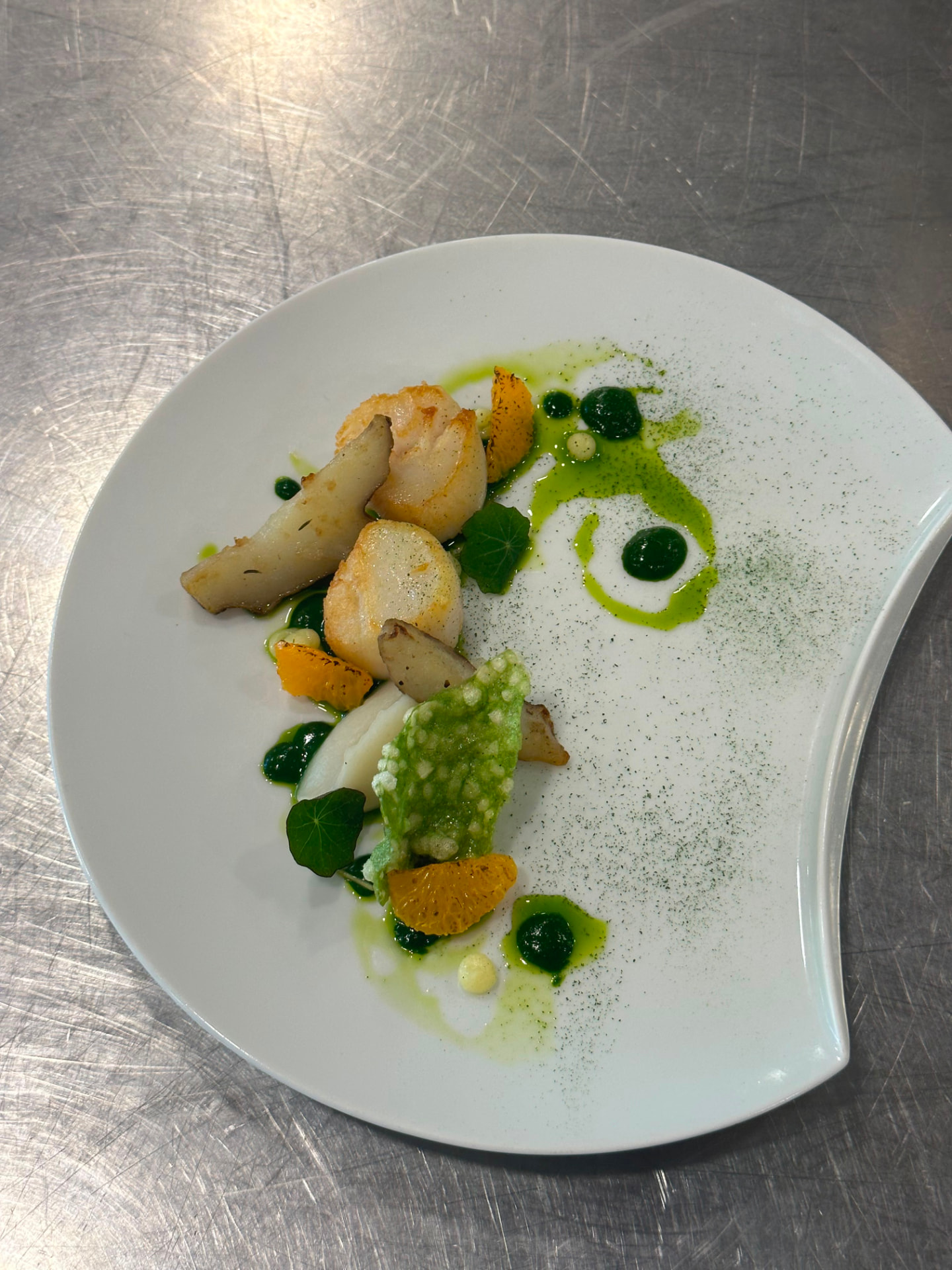 Saint-Jacques snackées, agrumes et huile d'herbes