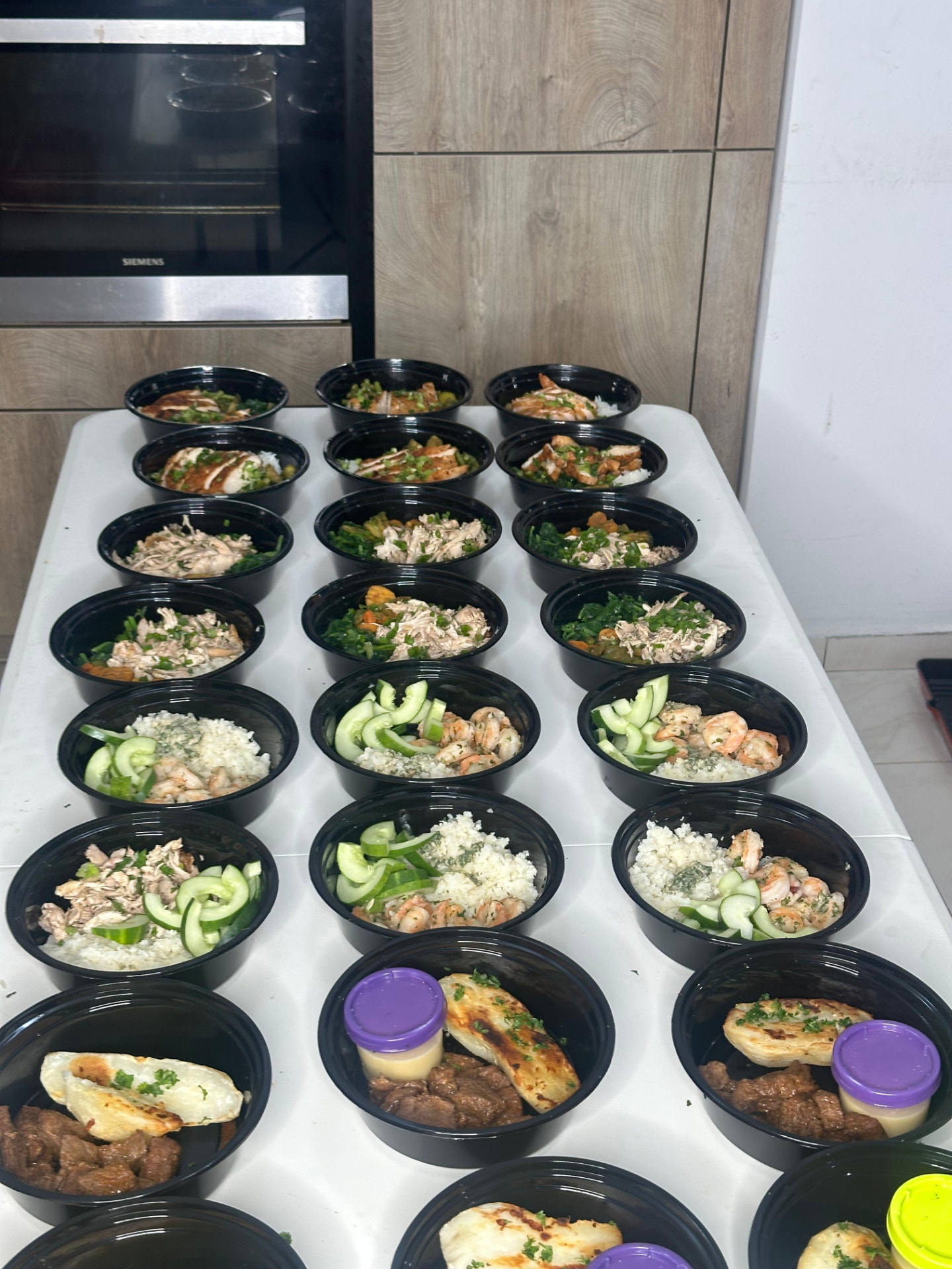 Préparation des bols meal prep en cuisine