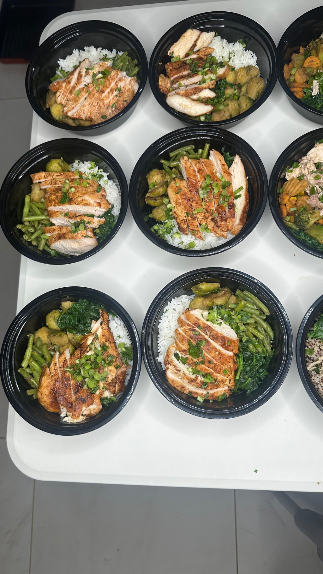 Bols meal prep de poulet grillé, riz et haricots verts