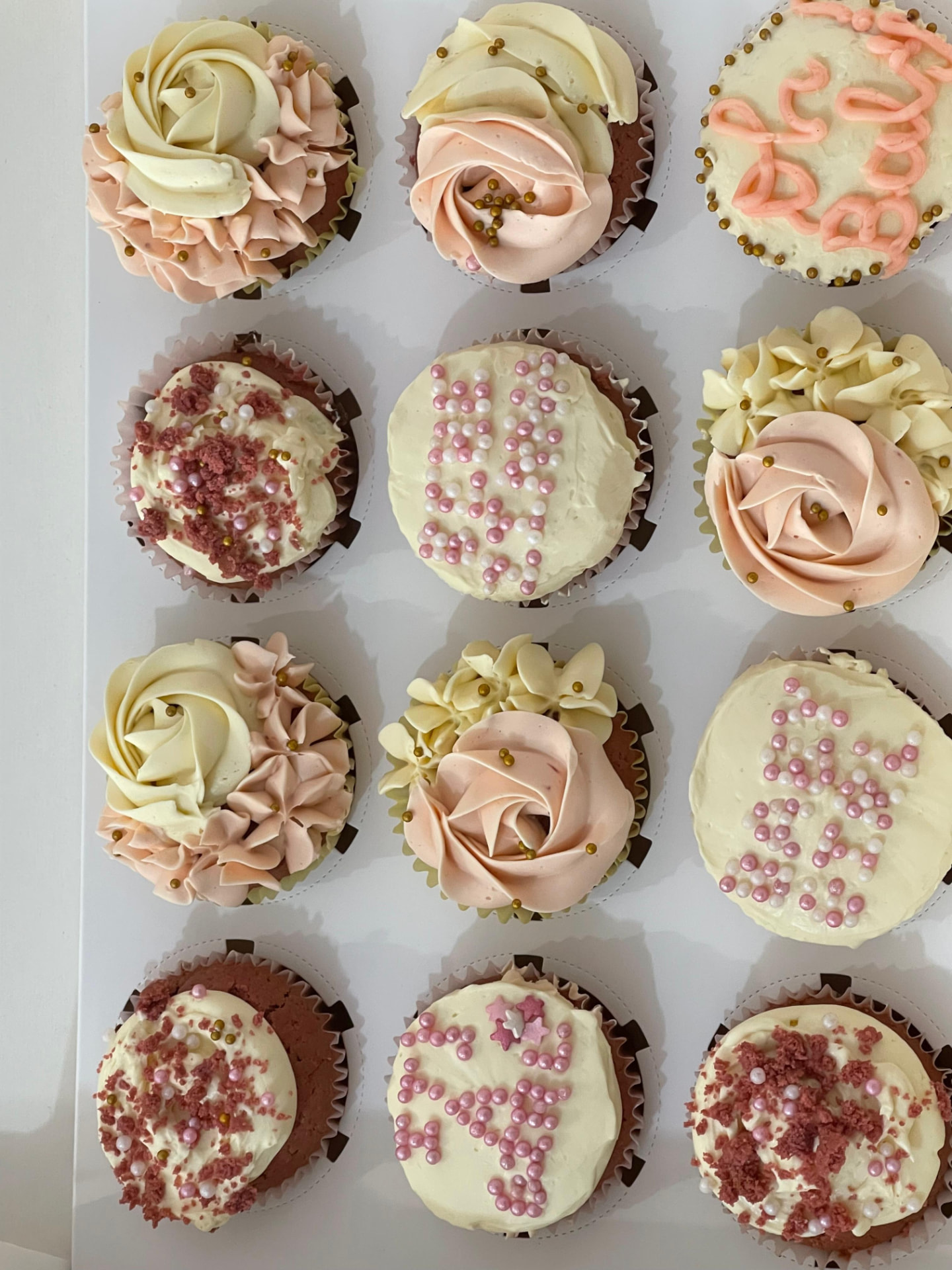 Cupcakes pastel, perles et fleurs