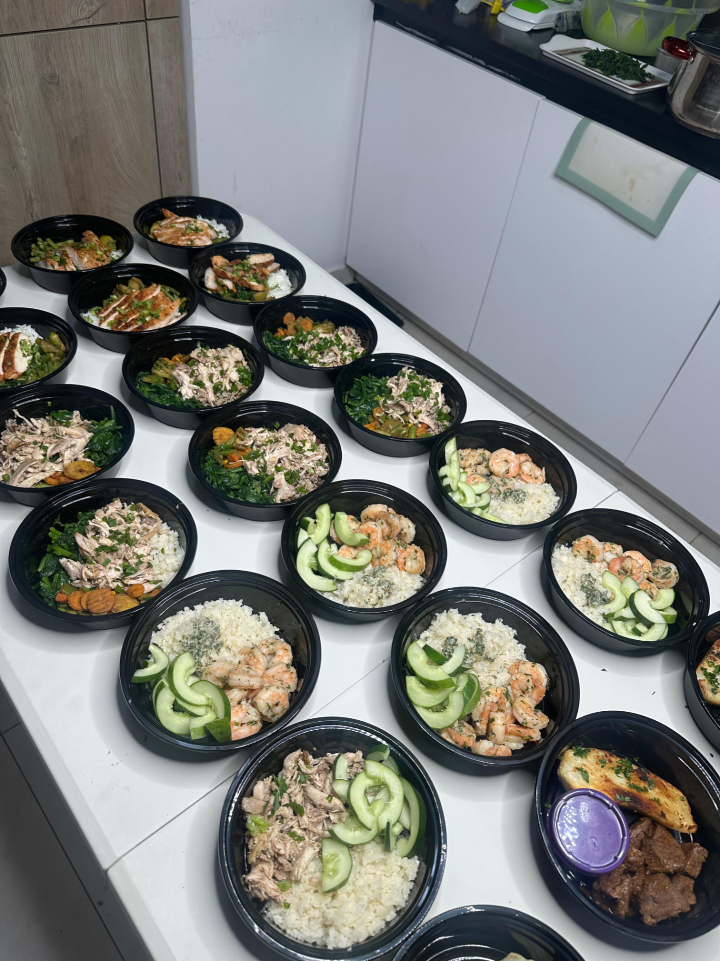 Bols de crevettes sautées, avocat et riz de chou-fleur