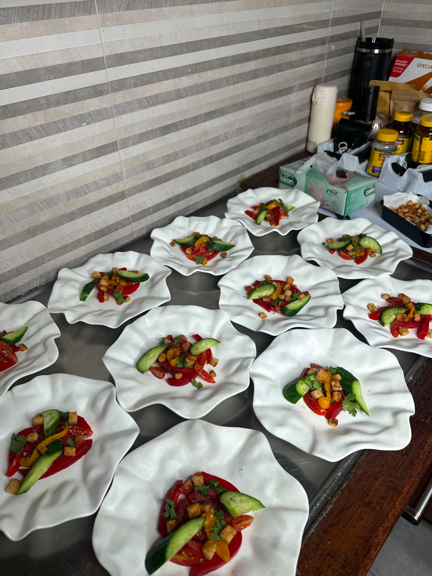Salade de tomates, concombre et croûtons dressée à l'assiette