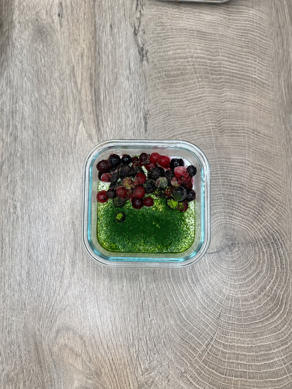 Overnight oats aux fruits rouges et matcha