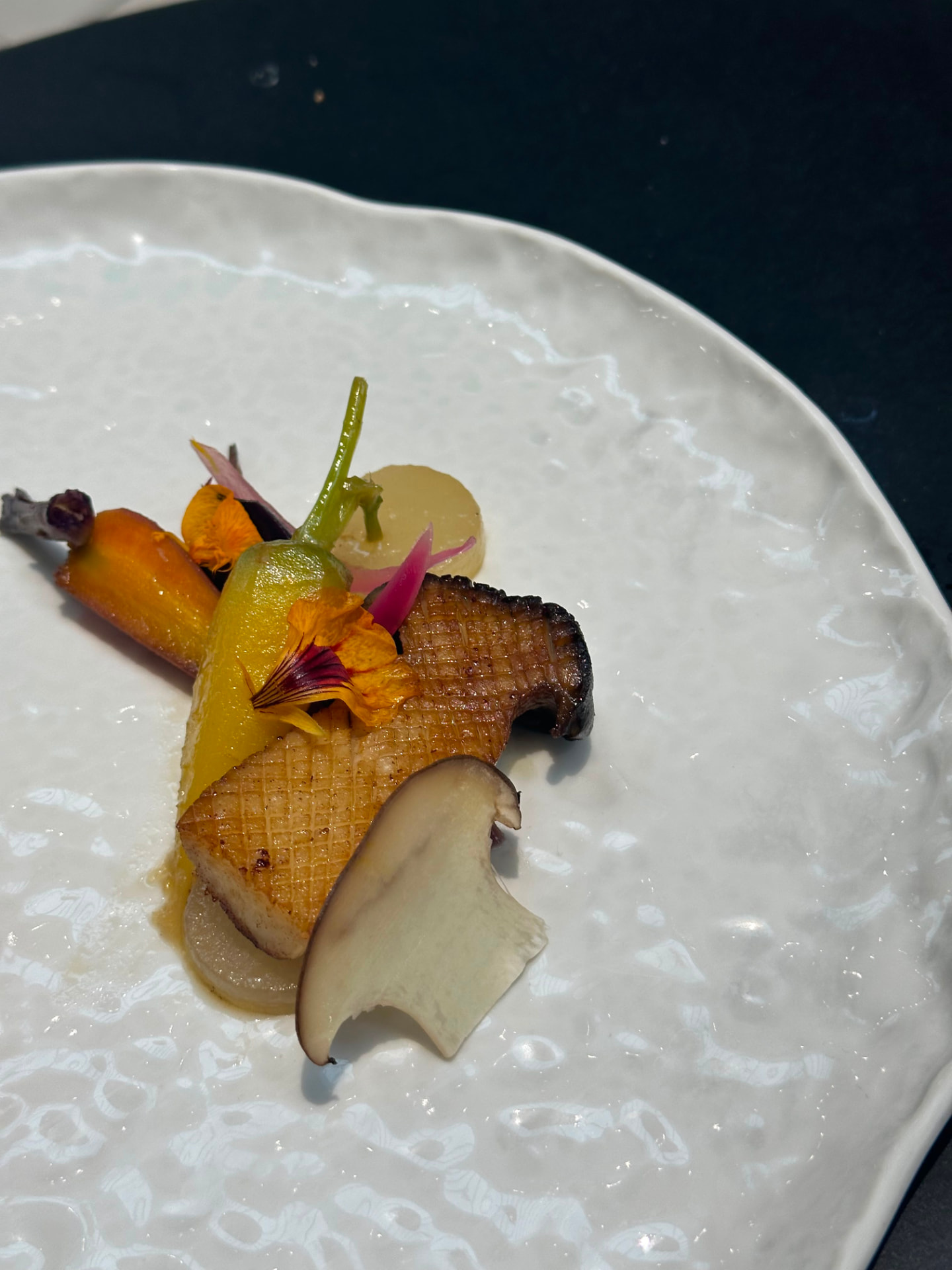 Poisson à la peau croustillante, jeunes carottes et champignons