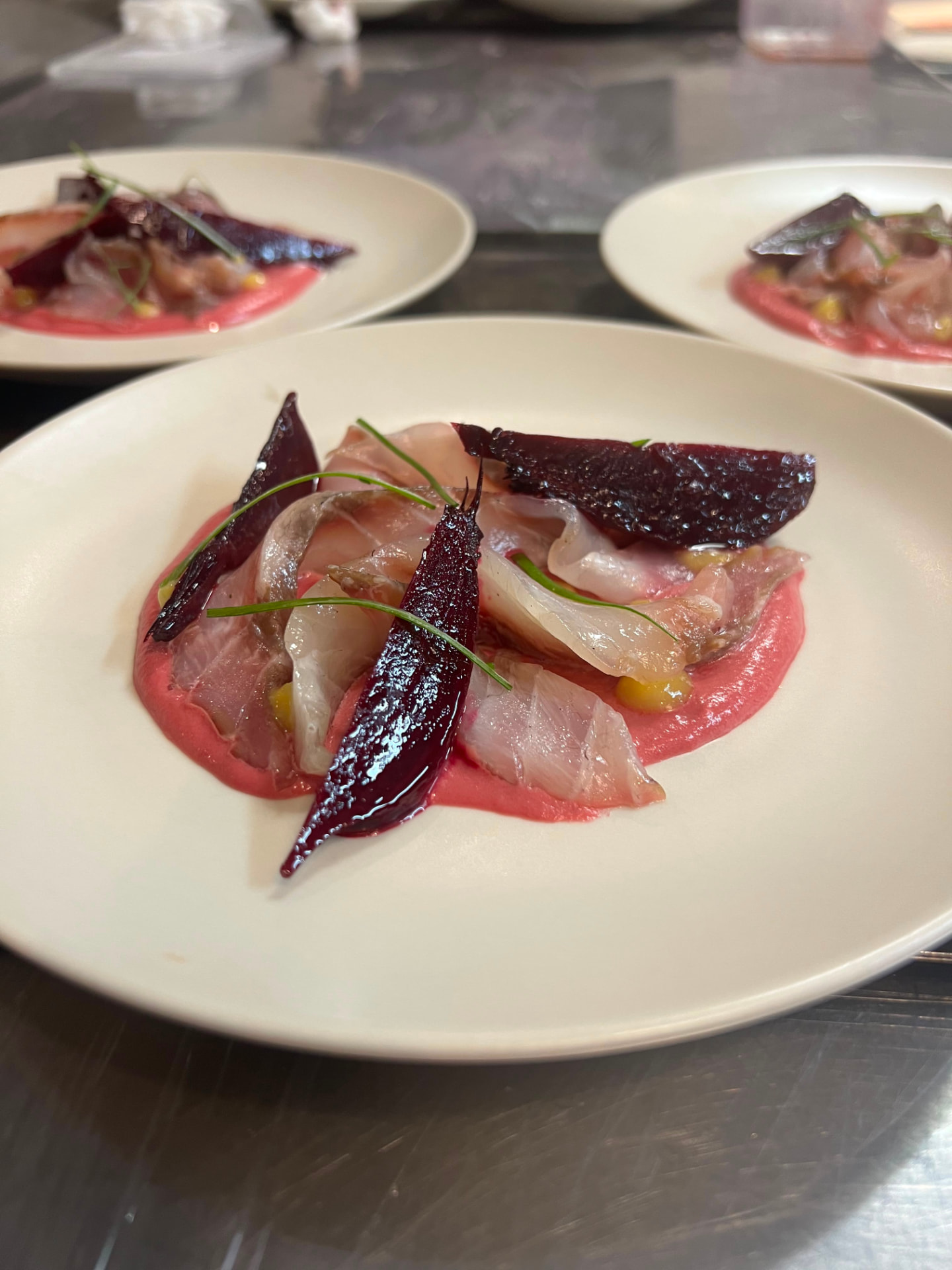 Carpaccio de poisson, betterave et crème rosée